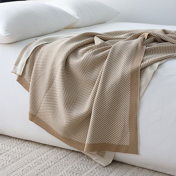 Strickdecke im Fischgrätmuster – Weiche Wohndecke mit zeitloser Eleganz
