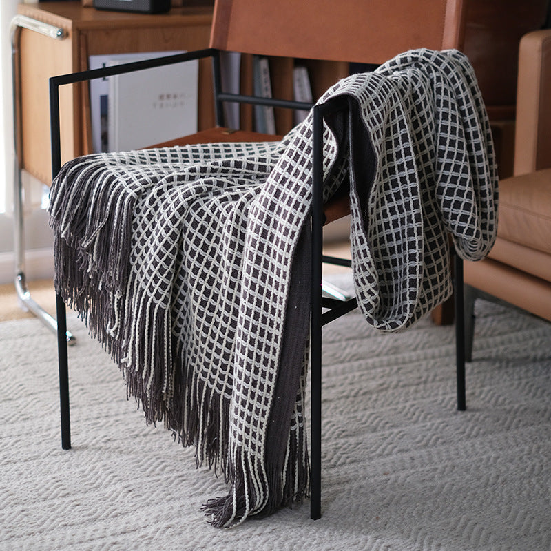 Strickdecke mit Grobstrick-Muster und Fransen – Dekorative Wohndecke im modernen Stil