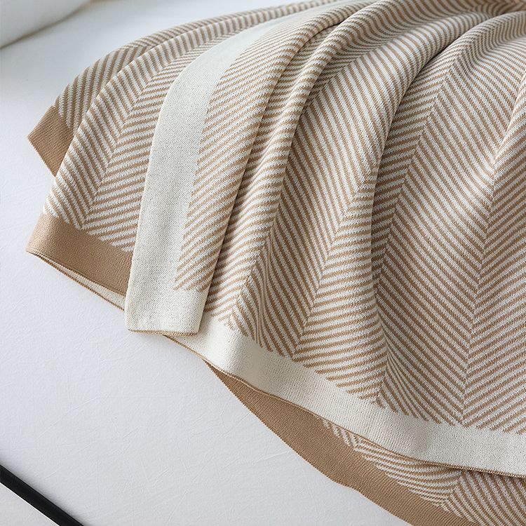 Strickdecke im Fischgrätmuster – Weiche Wohndecke mit zeitloser Eleganz