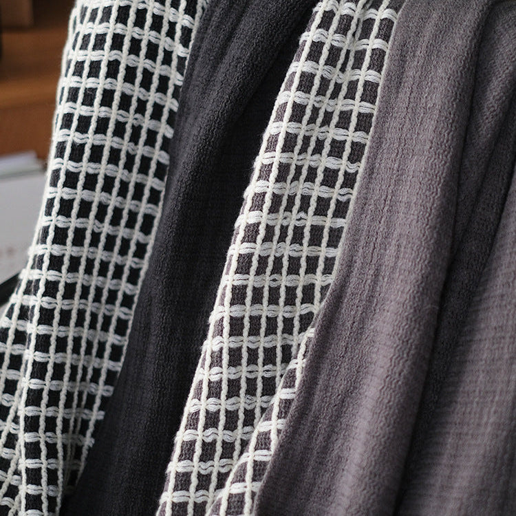 Strickdecke mit Grobstrick-Muster und Fransen – Dekorative Wohndecke im modernen Stil