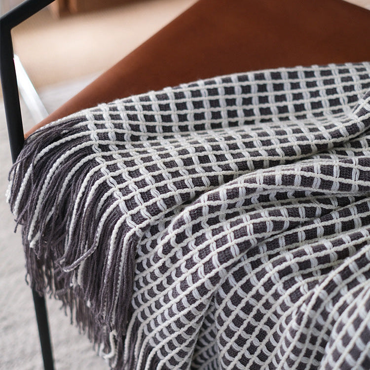 Strickdecke mit Grobstrick-Muster und Fransen – Dekorative Wohndecke im modernen Stil