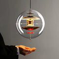 Moderne Pendelleuchte in Kugelform mit Planetenmotiv