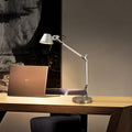 Moderne, klappbare Schreibtischlampe mit langem Arm