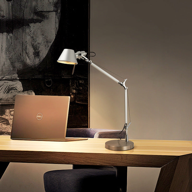 Moderne, klappbare Schreibtischlampe mit langem Arm