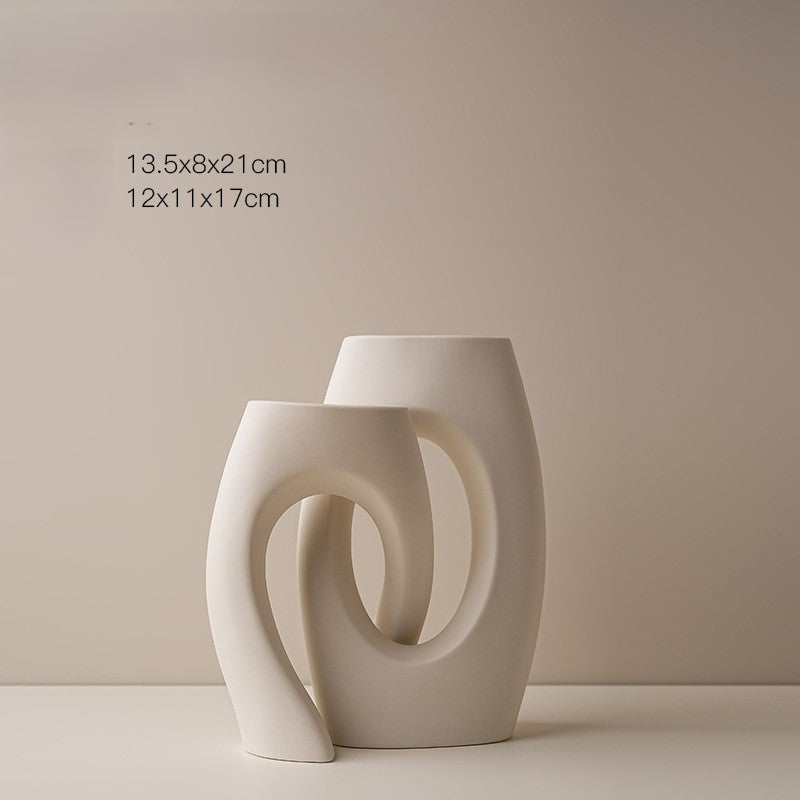 Moderne Keramikvase mit Durchbruch-Design – Skulpturale Vase im Wabi-Sabi Stil