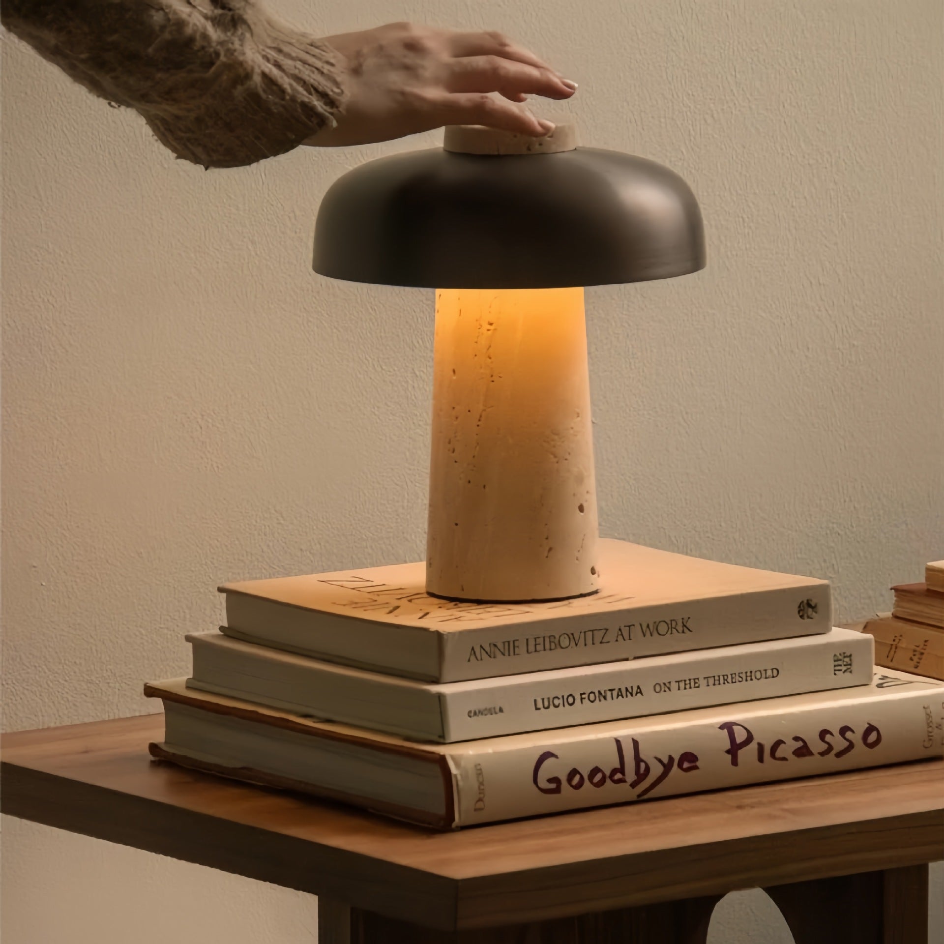 Tragbare Nachttischlampe aus Travertin-Pilz