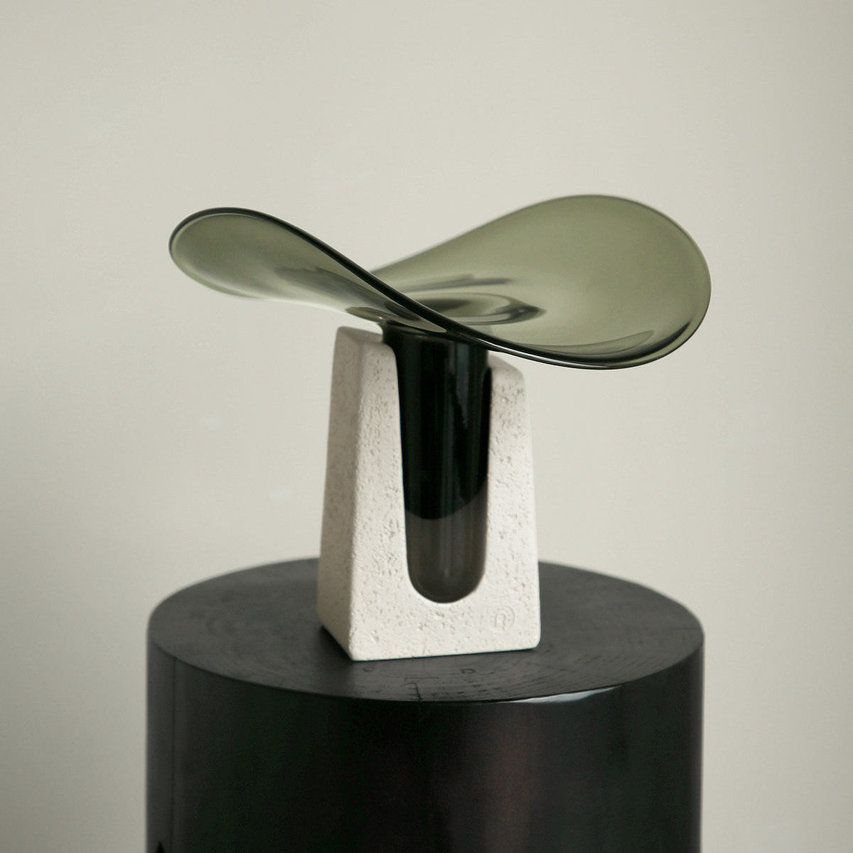 Moderner Glasvasen-Dekor mit Zementbasis im minimalistischen Design