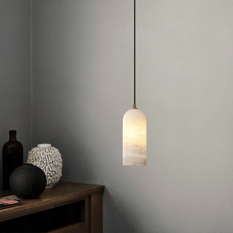 Moderne Pendelleuchte aus Alabaster und Kupfer für stilvolle Akzentbeleuchtung