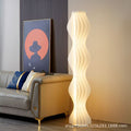 Elegante Stehlampe im Wellen-Design mit dekorativer Lichtstruktur
