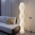 Elegante Stehlampe im Wellen-Design mit dekorativer Lichtstruktur