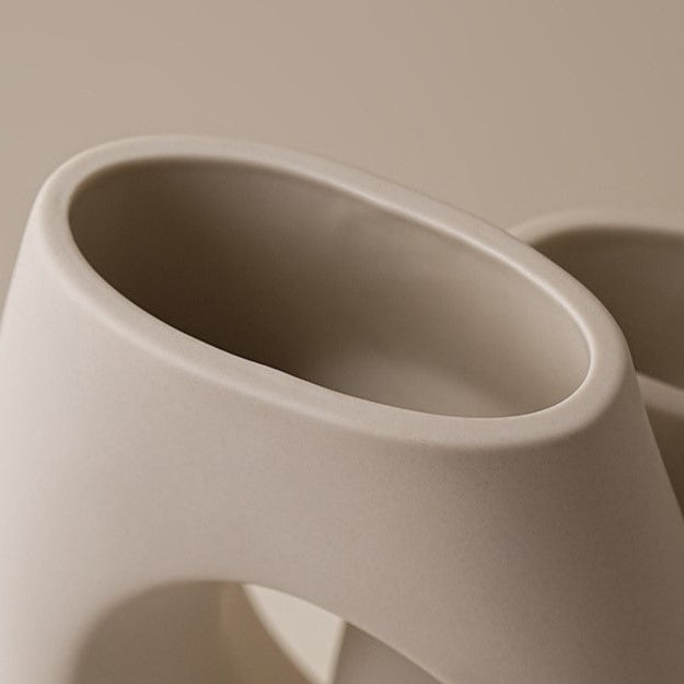 Moderne Keramikvase mit Durchbruch-Design – Skulpturale Vase im Wabi-Sabi Stil