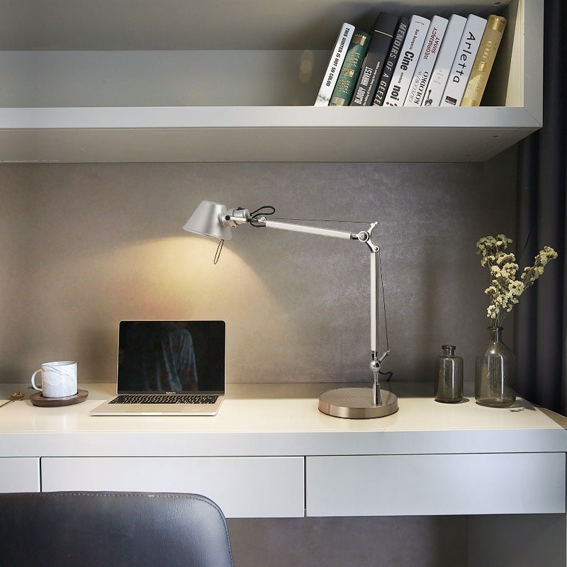 Moderne, klappbare Schreibtischlampe mit langem Arm