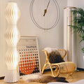 Elegante Stehlampe im Wellen-Design mit dekorativer Lichtstruktur