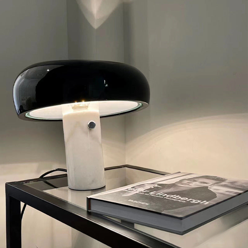 Moderne Tischlampe im Mushroom-Design – Designlampe mit Marmorsockel & Glasschirm