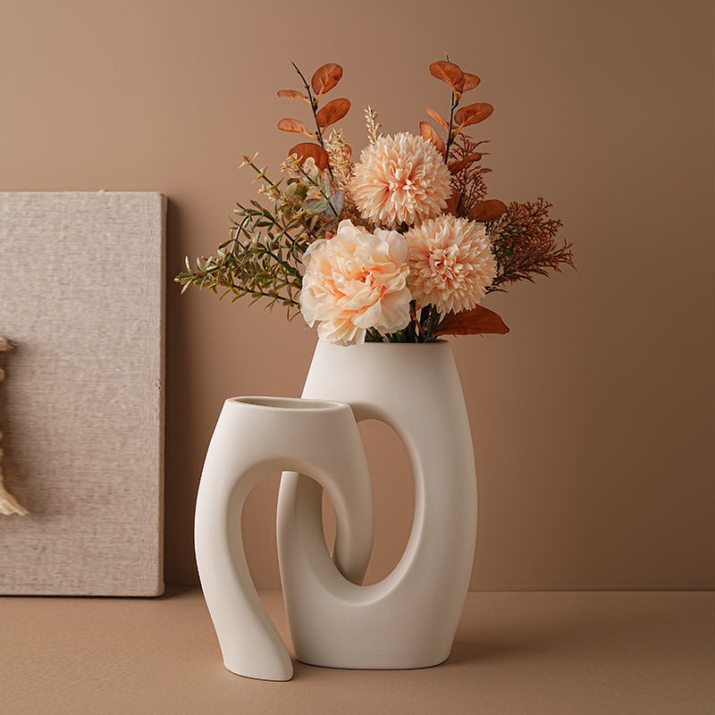 Moderne Keramikvase mit Durchbruch-Design – Skulpturale Vase im Wabi-Sabi Stil