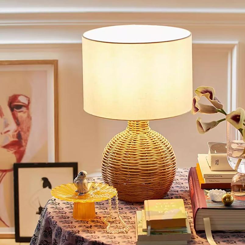 Wabi-Sabi Tischlampe aus Rattan im Vintage-Stil