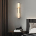Lineare Marmor Wandlampe mit Messingstruktur