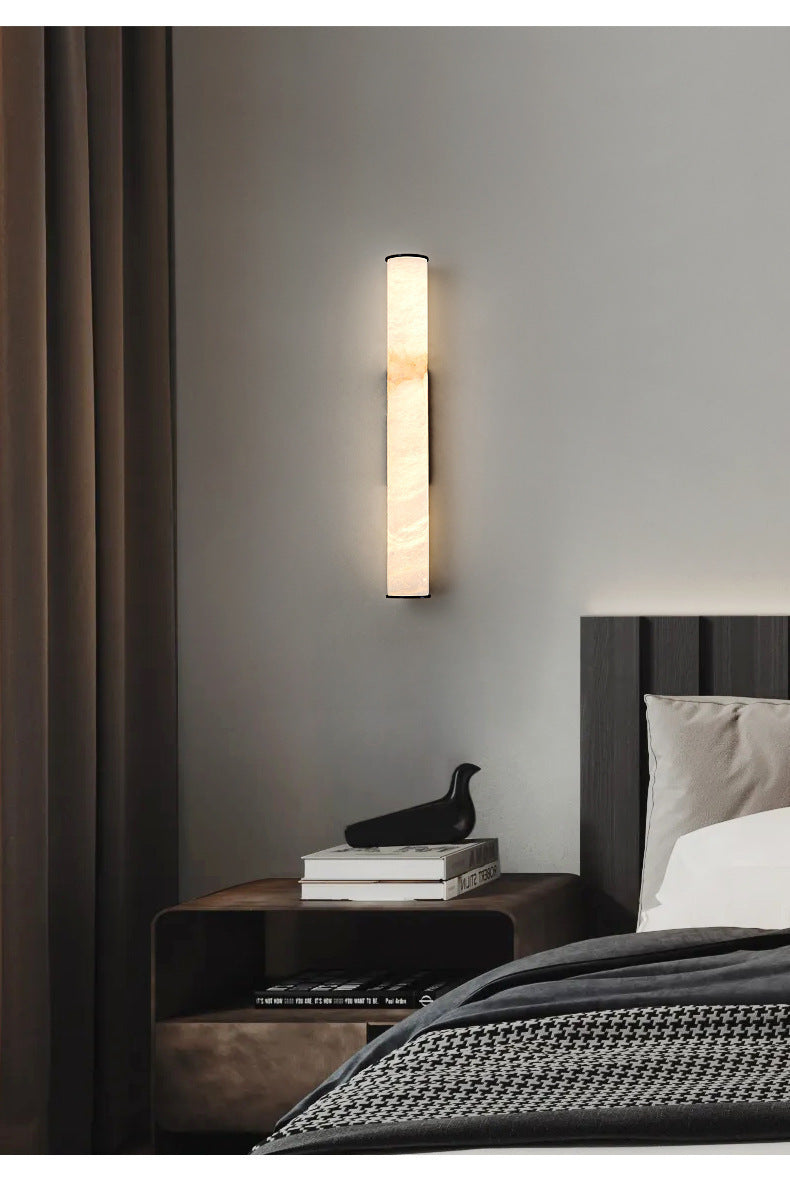 Lineare Marmor Wandlampe mit Messingstruktur