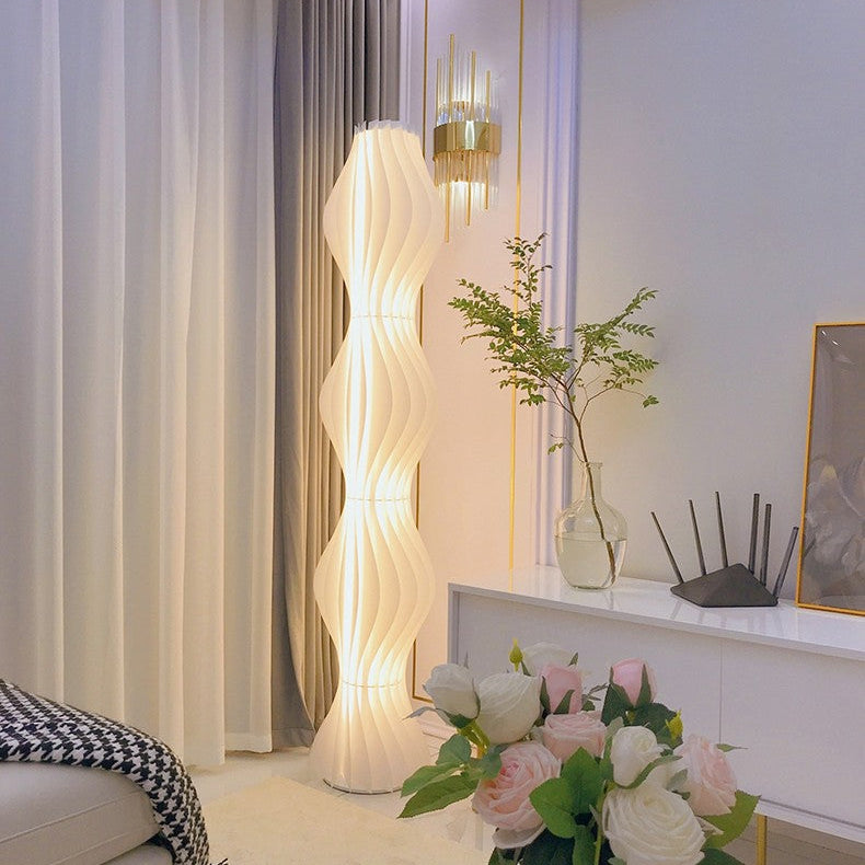 Elegante Stehlampe im Wellen-Design mit dekorativer Lichtstruktur
