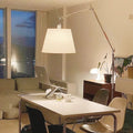 Schwenkbare Stehlampe mit Stoffschirm und verstellbarem Arm