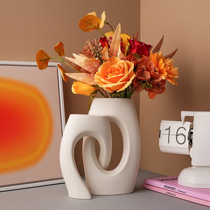 Moderne Keramikvase mit Durchbruch-Design – Skulpturale Vase im Wabi-Sabi Stil
