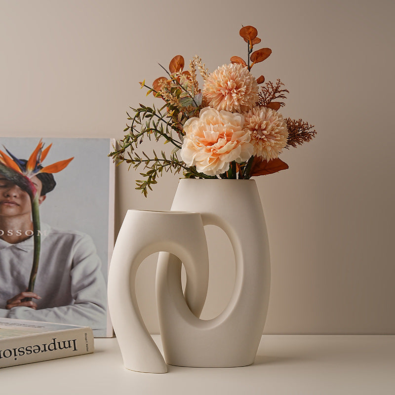 Moderne Keramikvase mit Durchbruch-Design – Skulpturale Vase im Wabi-Sabi Stil