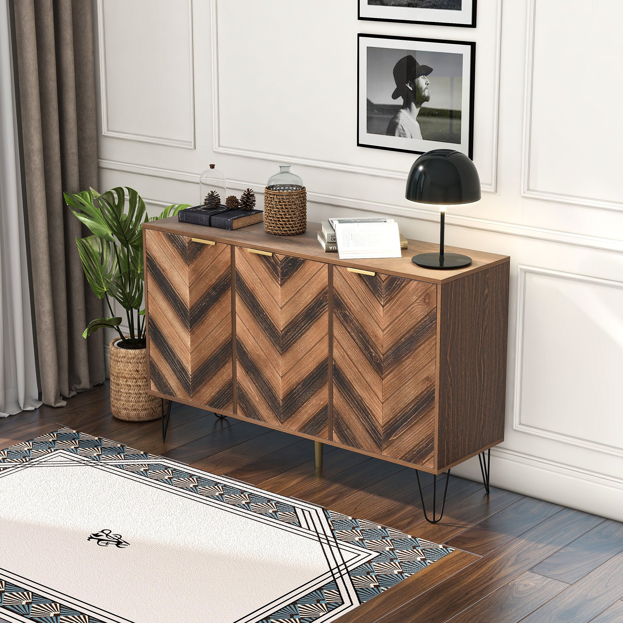 Exklusives Sideboard mit Chevron-Holzdesign und goldenen Details