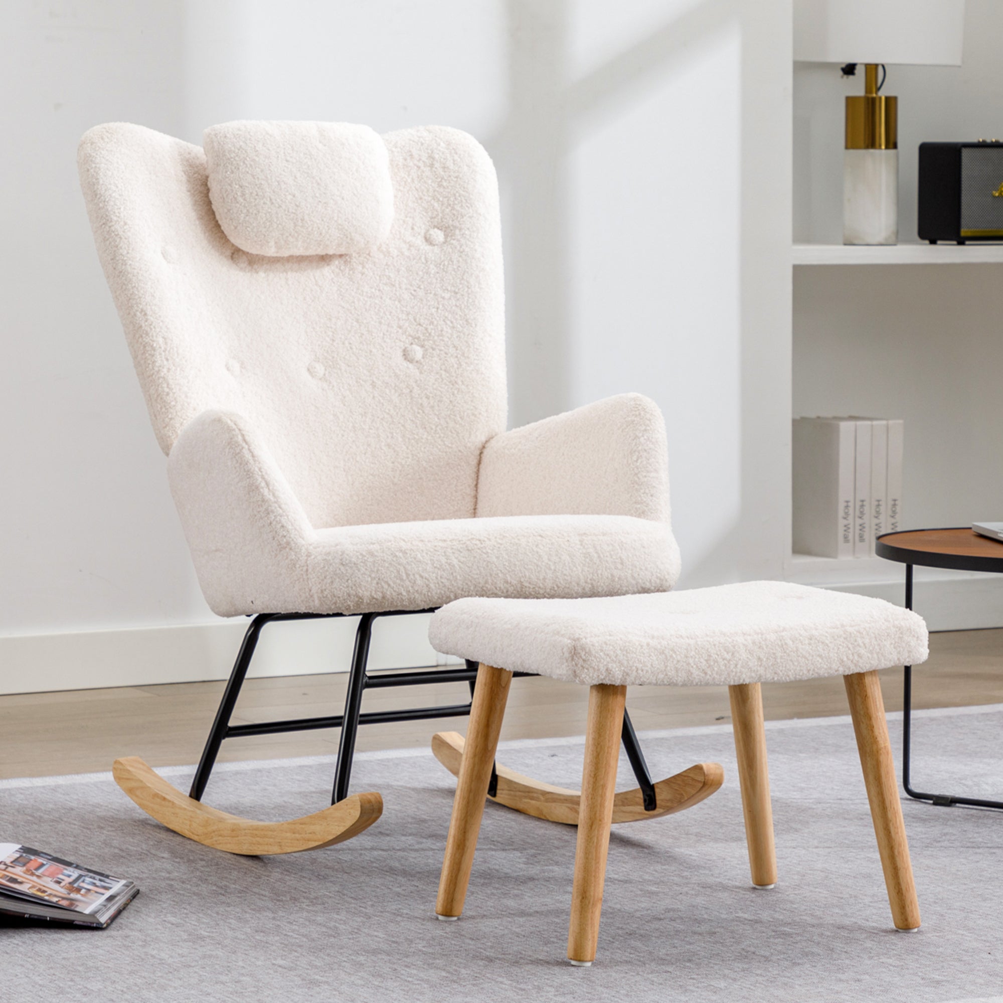 Weißer Teddyplüsch-Schaukelstuhl mit Hocker – Komfortabler Relaxsessel im modernen Stil