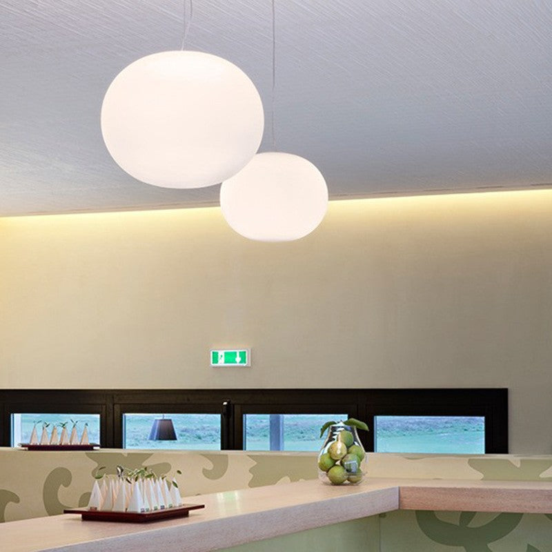 Moderne Glas Pendelleuchte – Kugelförmige Hängelampe in Weiß mit warmweißem LED-Licht