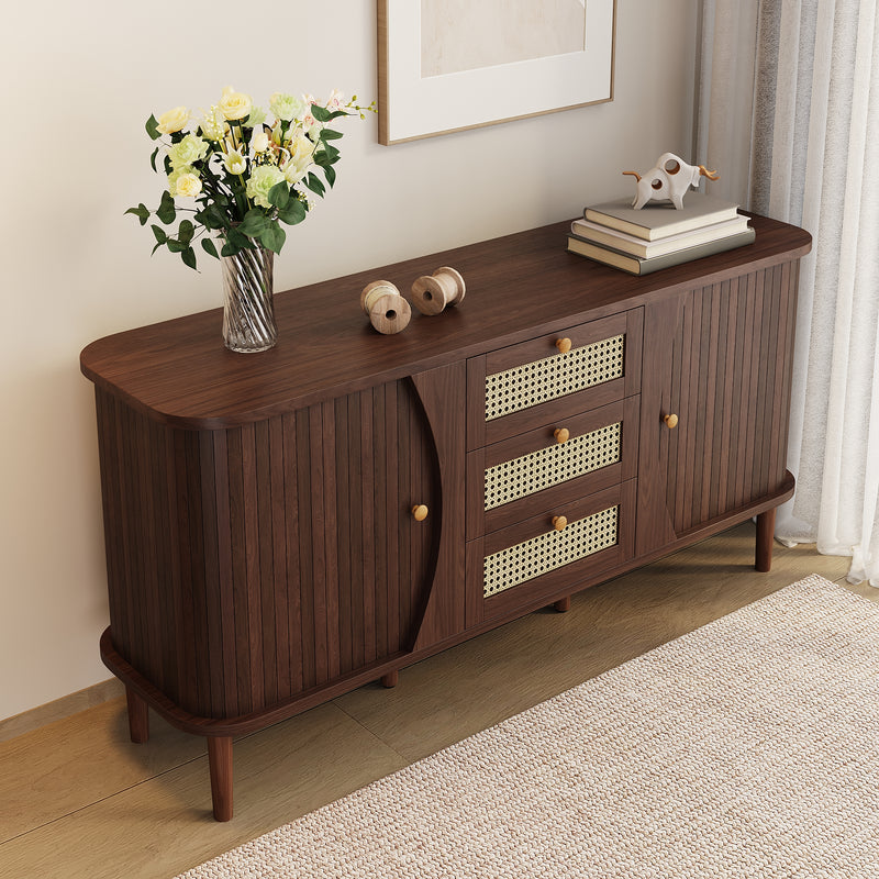 Modernes Sideboard mit Rattan-Details und Schiebetüren