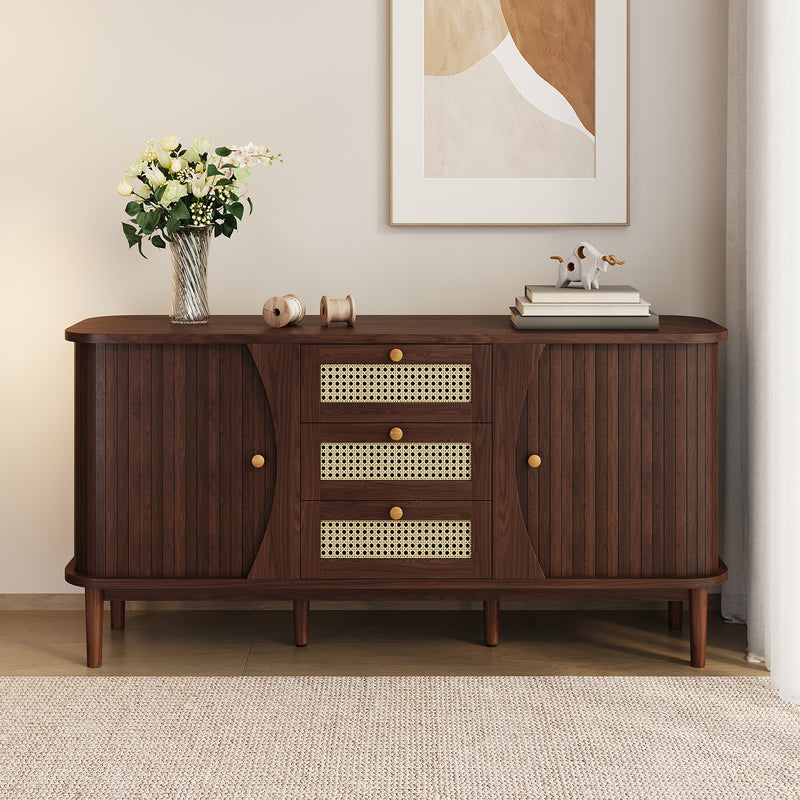 Modernes Sideboard mit Rattan-Details und Schiebetüren