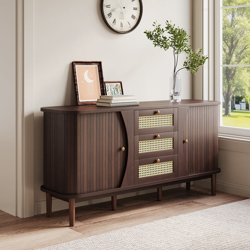 Modernes Sideboard mit Rattan-Details und Schiebetüren