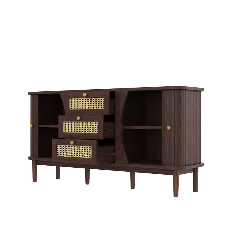 Modernes Sideboard mit Rattan-Details und Schiebetüren
