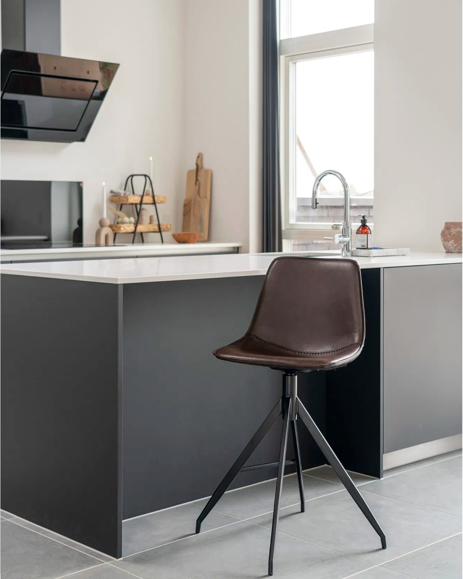 Counterstuhl – Monaco – Braun PU-Leder – Schwarze Metallbeine – 96cm Höhe