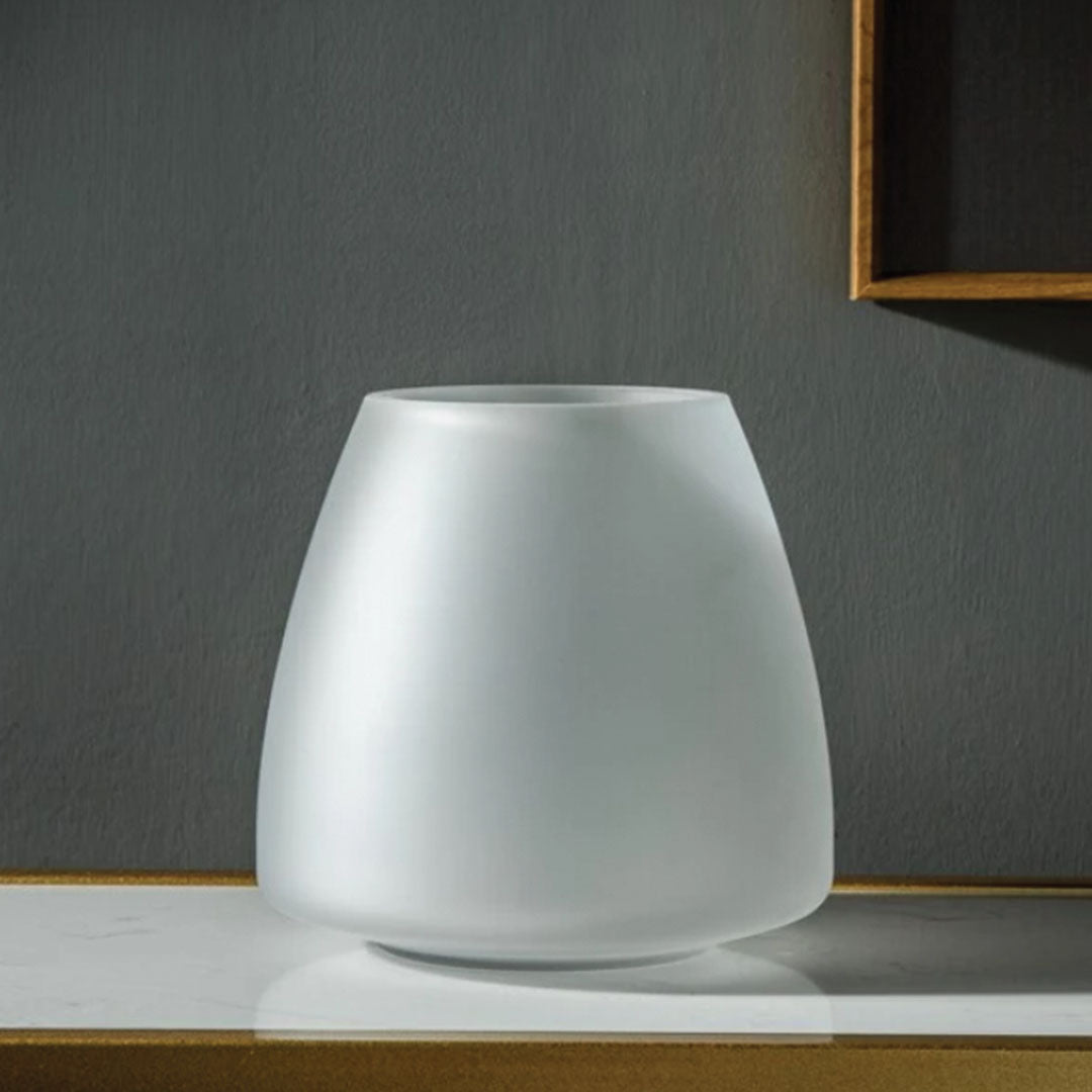 Zeitgenössische Vase aus Milchglas
