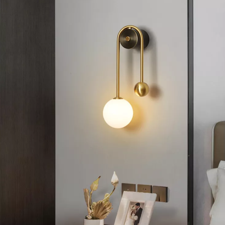 Nordic Gold Wall Sconces - Elegantes Gold und weißes Glas, G9 LED-Lampen, gebürstetes Messing, Wandmontage