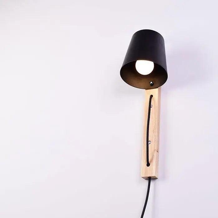 Nordische Holz Wandlampe zum Einstecken | Schwarzes Finish, E27 Sockel | AC Power | Ideal für Wohnzimmer, Schlafzimmer