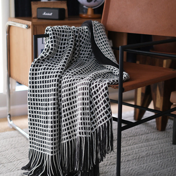 Strickdecke mit Grobstrick-Muster und Fransen – Dekorative Wohndecke im modernen Stil
