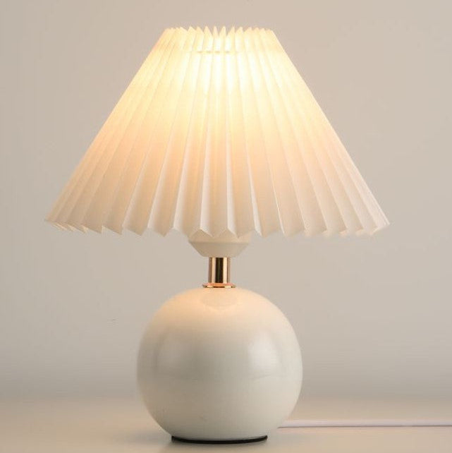 Dekorative Nachttischlampe aus plissierter Keramik