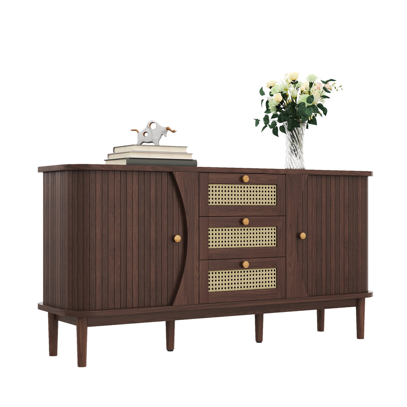 Modernes Sideboard mit Rattan-Details und Schiebetüren