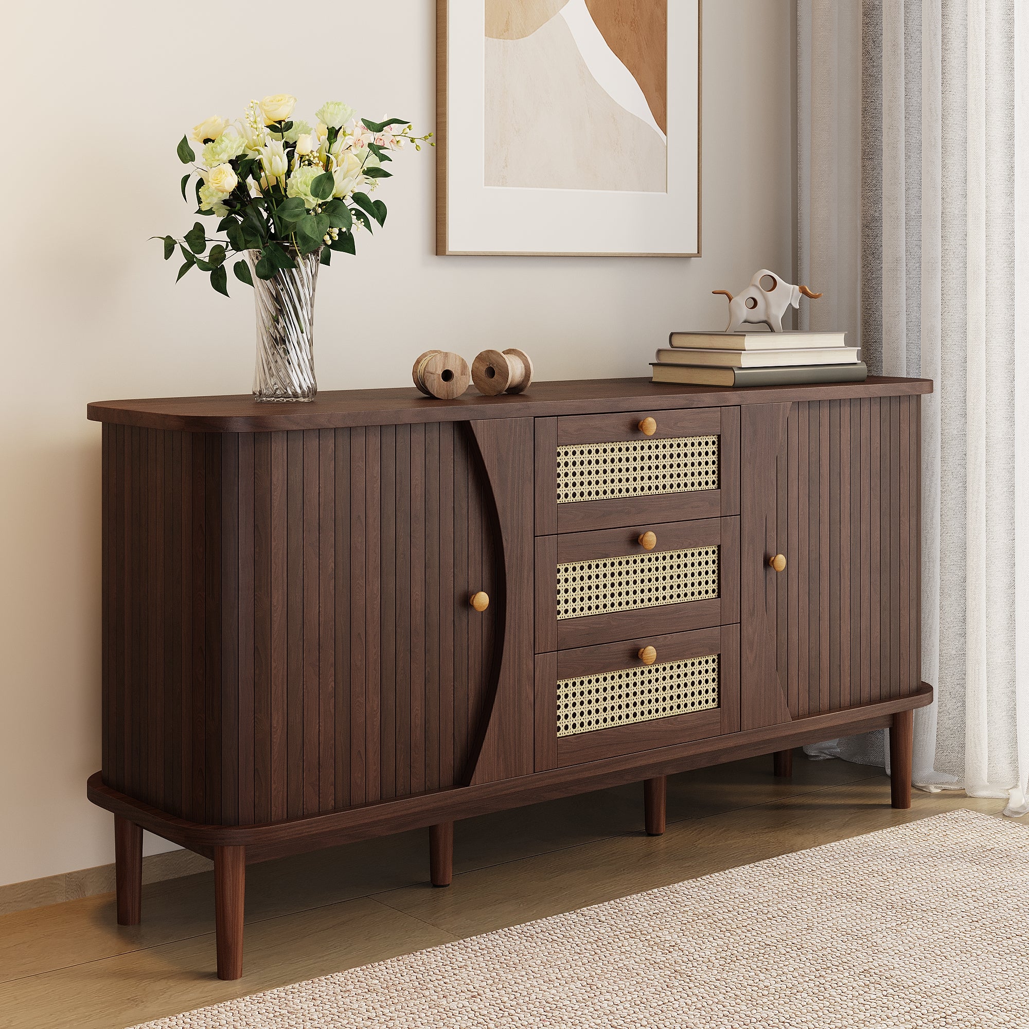 Modernes Sideboard mit Rattan-Details und Schiebetüren