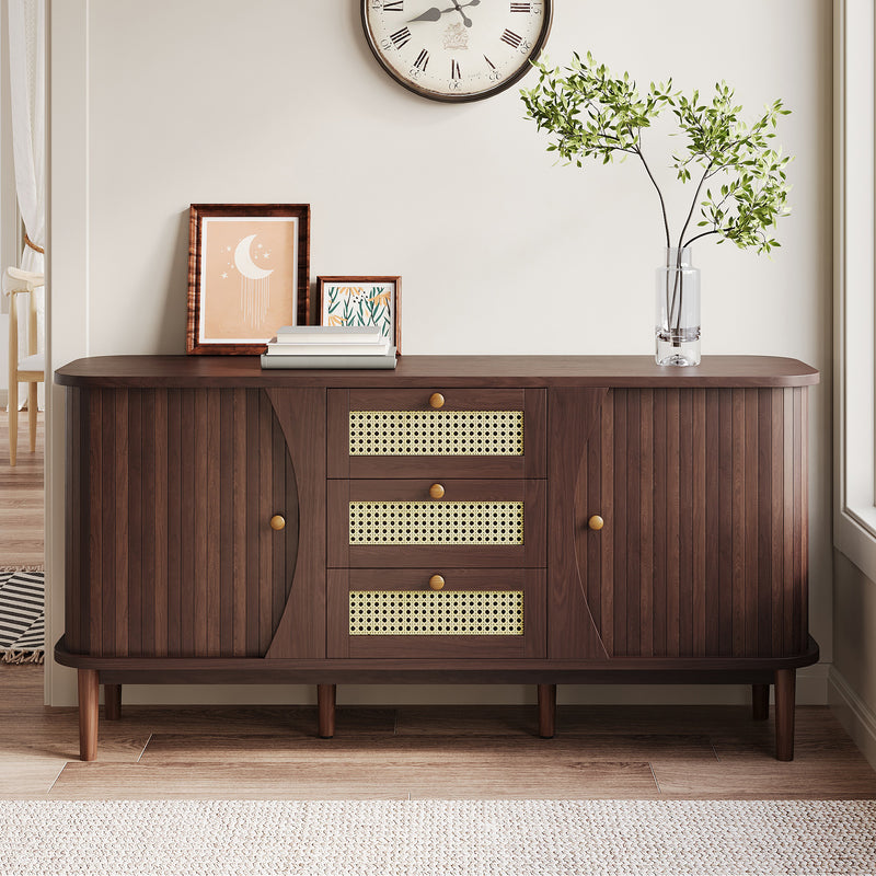 Modernes Sideboard mit Rattan-Details und Schiebetüren