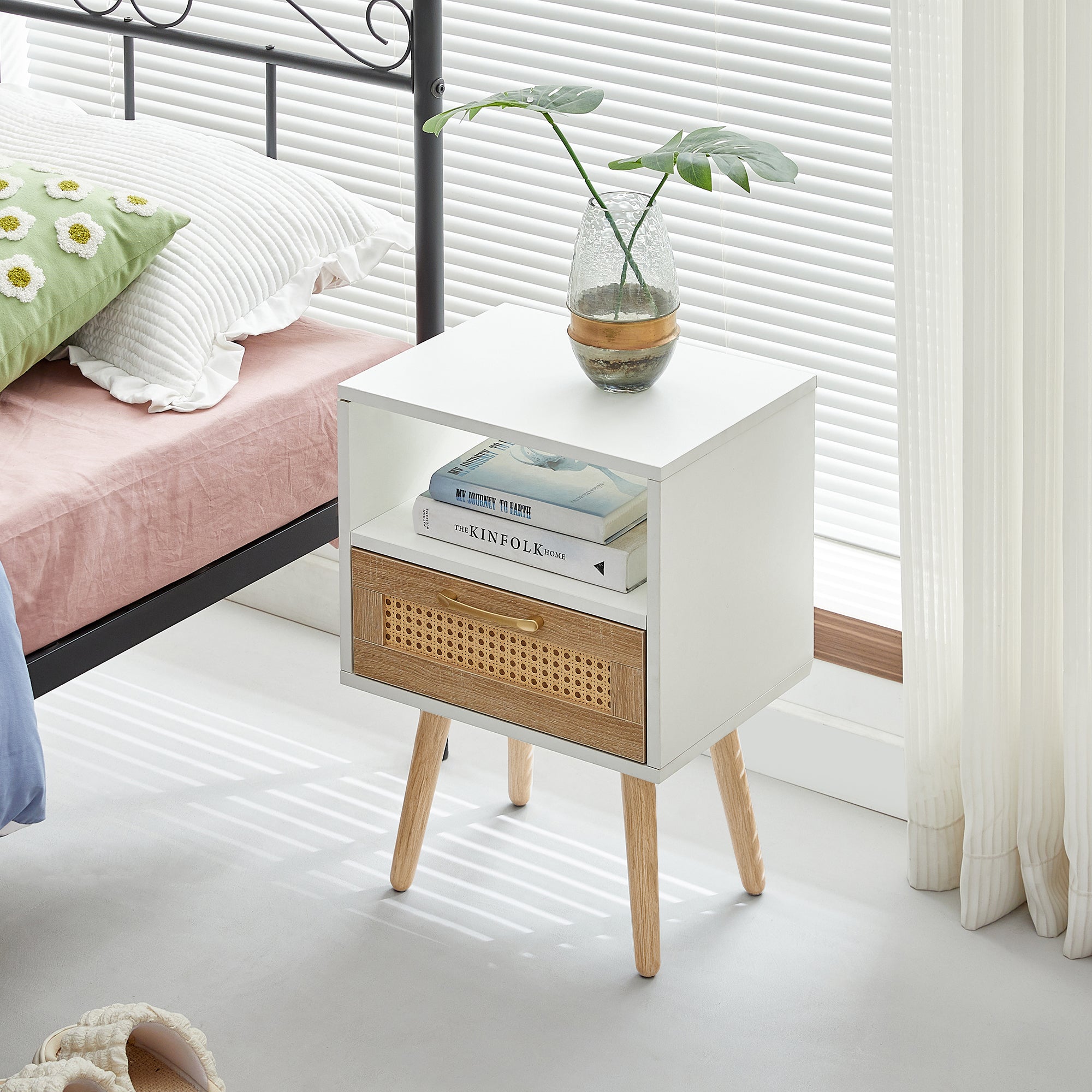 Moderner Nachttisch mit Rattan-Schublade und offener Ablage