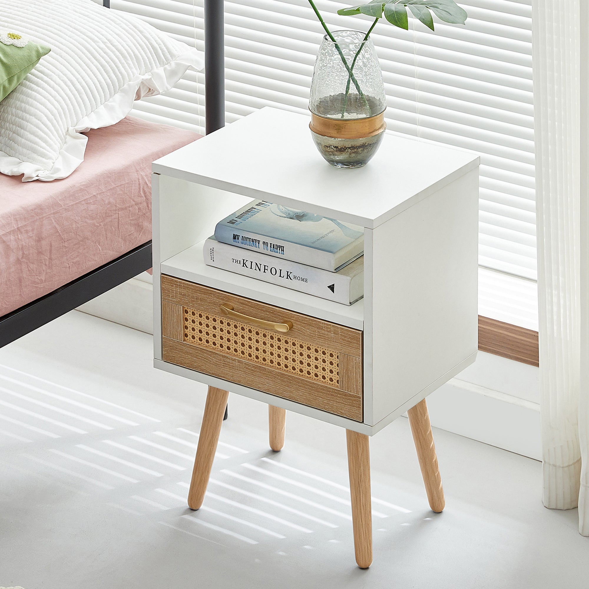 Moderner Nachttisch mit Rattan-Schublade und offener Ablage
