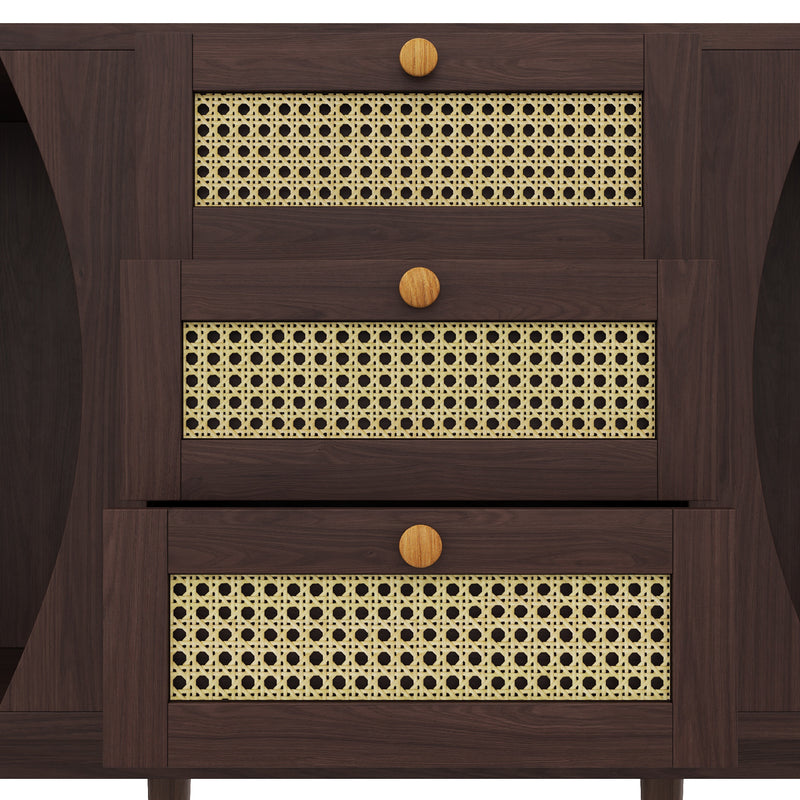 Modernes Sideboard mit Rattan-Details und Schiebetüren