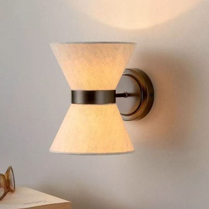 Minimalistische Wandleuchte aus Wabi-Sabi-Stoff
