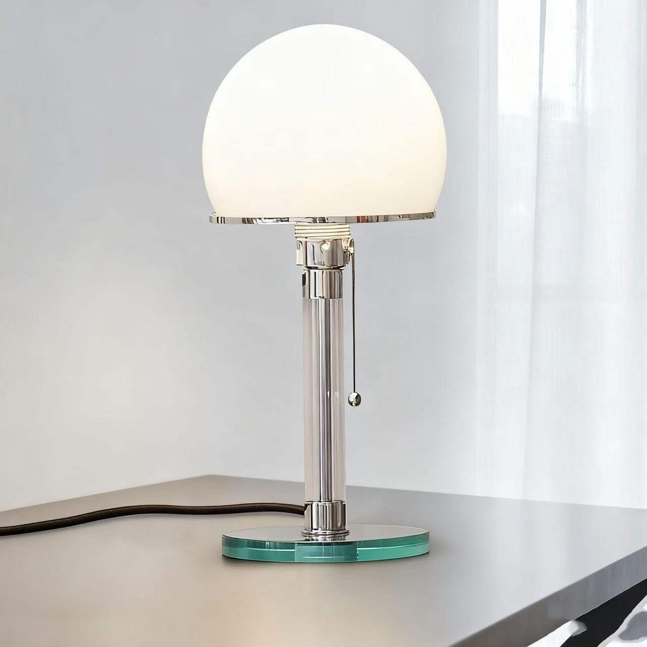 Bauhaus Tischlampe mit Zugschalter – Glaslampe im modernen Design
