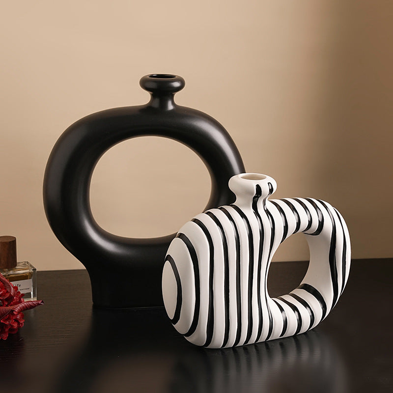 Künstlerische Keramikvase aus Porzellan – Skulpturales Design im nordischen Wabi-Sabi Stil