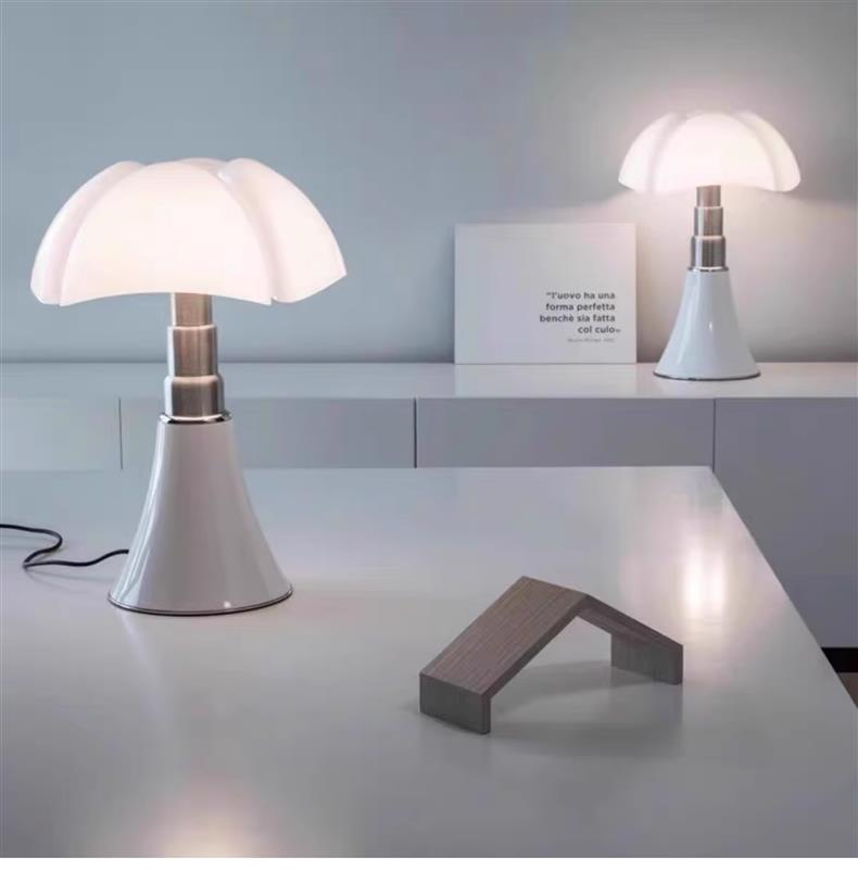 Italienische Designer Tischlampe im Bat-Stil