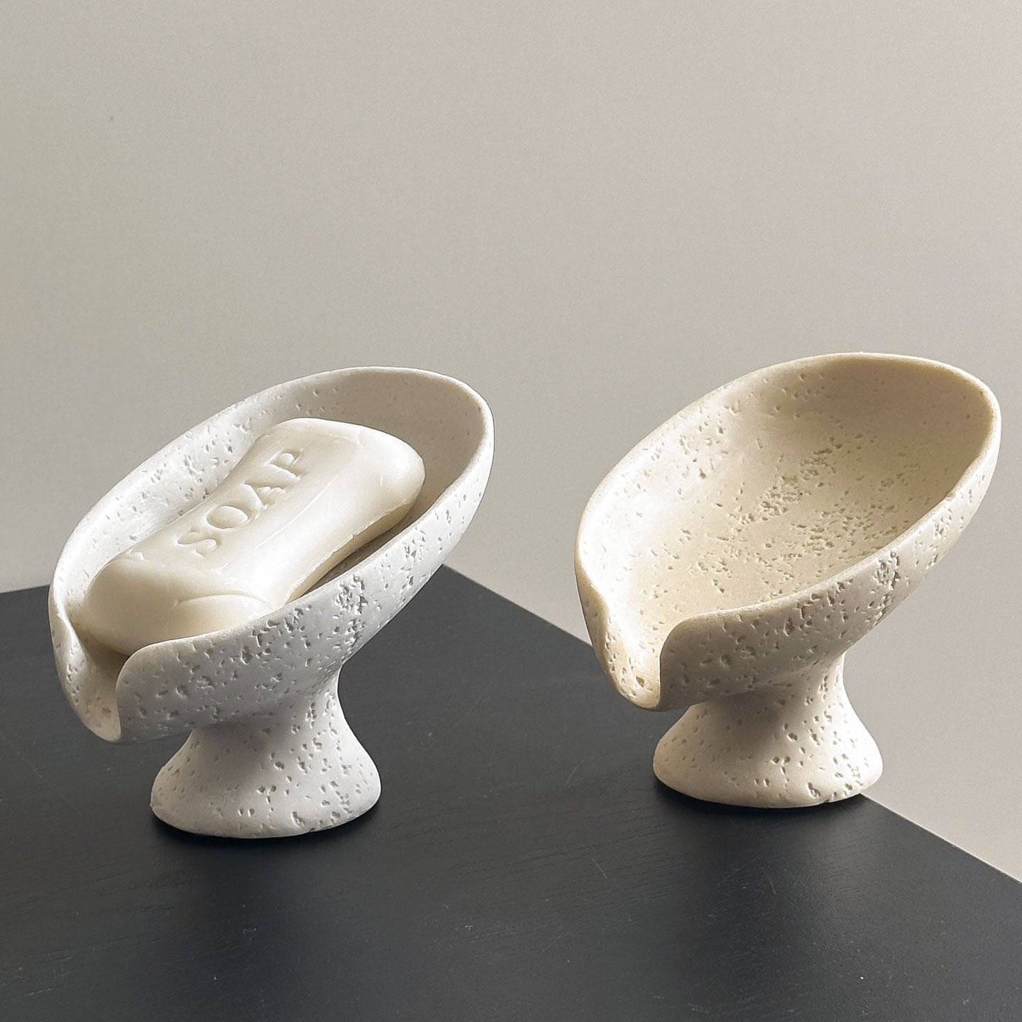 Minimalistische Seifenschale im Wabi-Sabi Stil – Skulpturales Design mit natürlicher Struktur